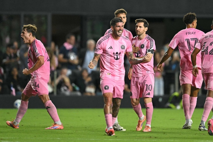 世界杯直播app安装-记者：德保罗疑似在更衣室遗落物品，摄影师帮忙取了回来