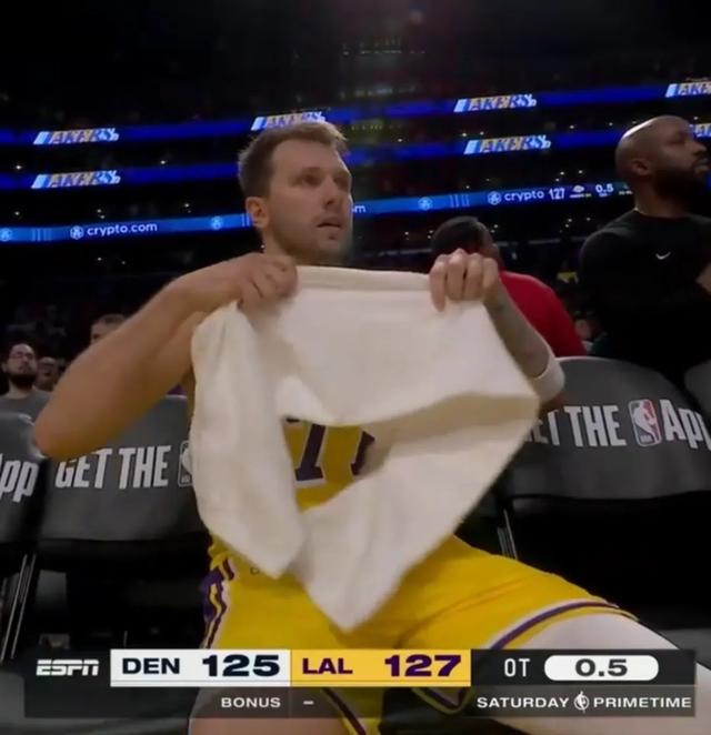 世界杯安装教程-第3了!西部第3了!你还真别说,湖人真是强队!人家真三巨|东契奇|奥斯汀·里夫斯|洛杉矶湖人队|卢卡-东契奇|丹佛掘金队_新浪体育_新浪新闻